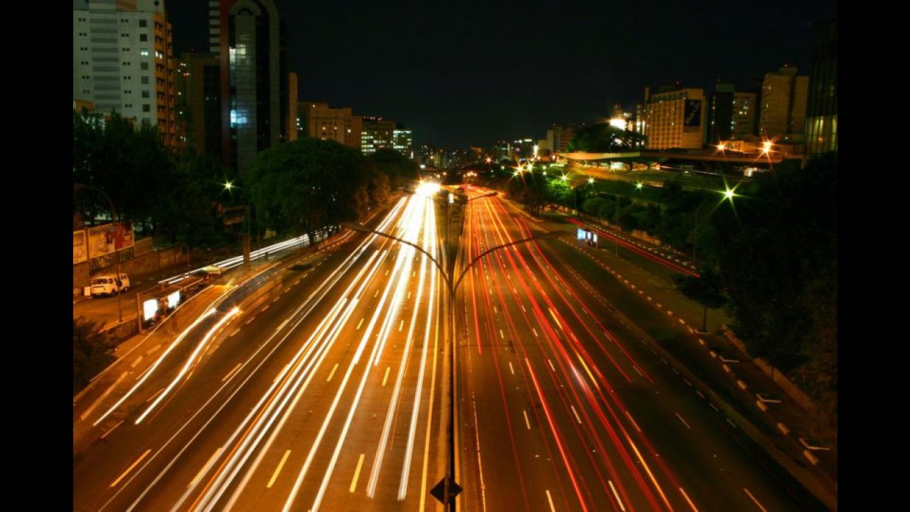 Velocidade máxima na pista expressa das marginais em SP será de 70 km/h