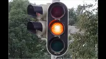 Ampel: Verhalten sich Autofahrer, die bei Gelb heftig bremsen, richtig?