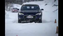 Angedriftet: Model S im Schnee