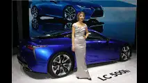 Lexus hat zwei schicke Blickfänge dabei. Einer davon ist der LC 500h.