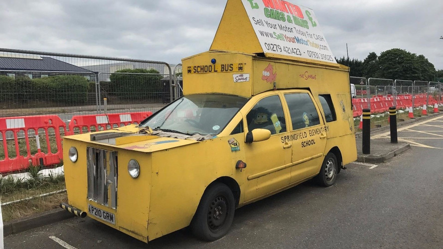 SEAT Alhambra transformado en el autobús de Los Simpson