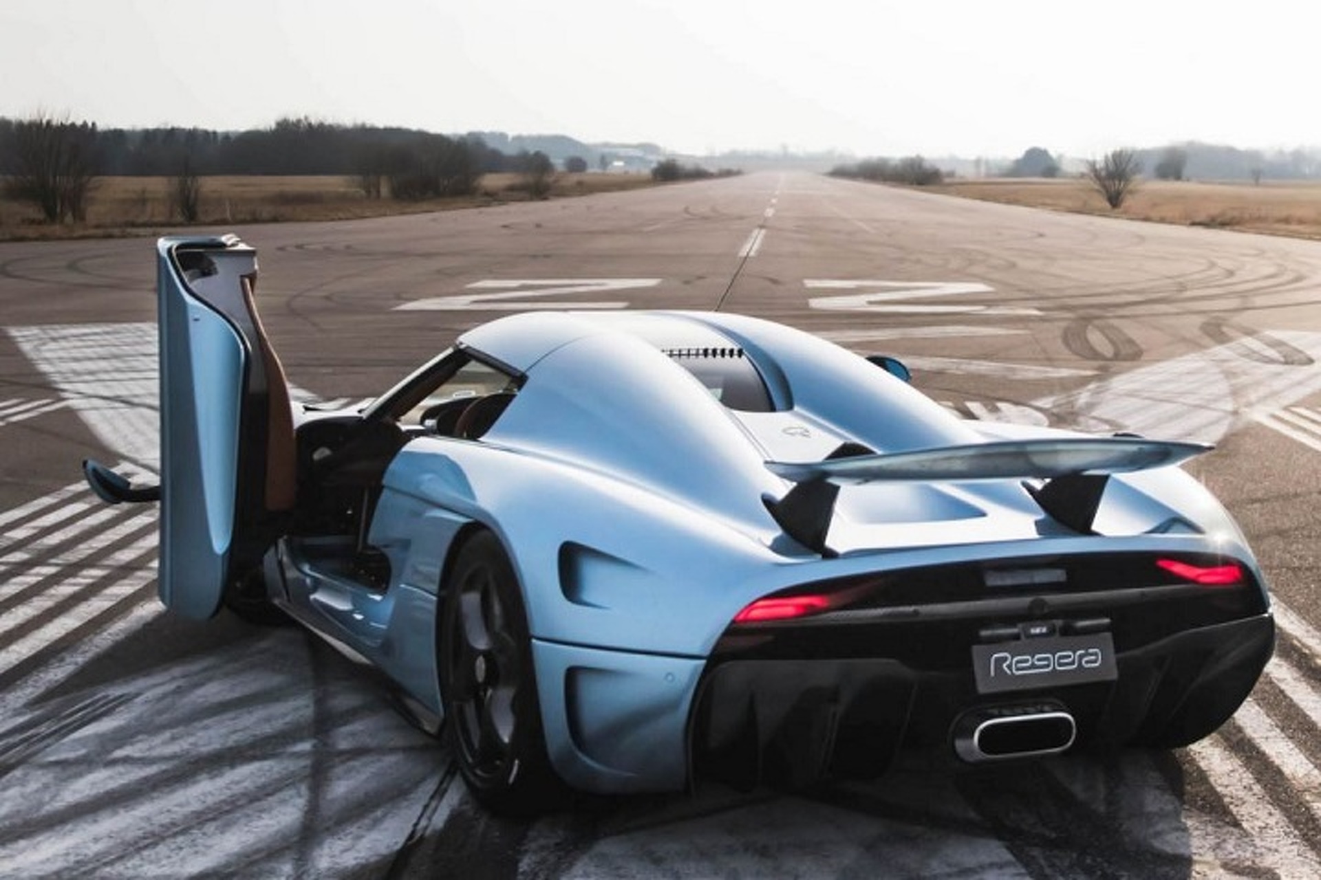 Watch a Koenigsegg Employee's Reactions to Driving the New Regera