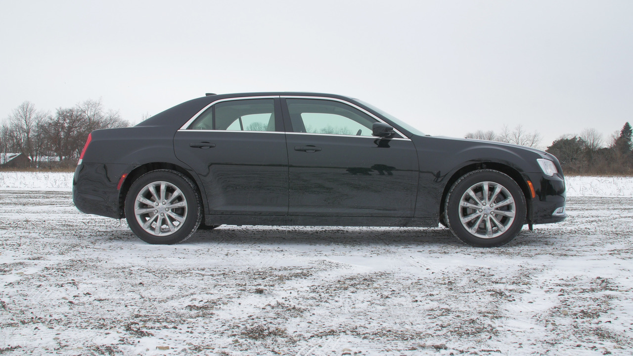 2016 Chrysler 300 Limited AWD Profile