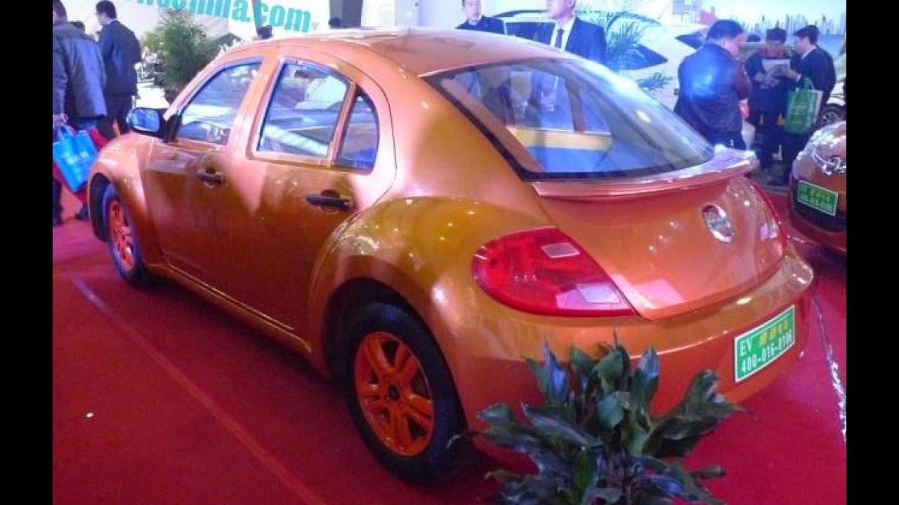 Chinesa cria "Fusca elétrico" 5 portas com emblema copiado da Nissan e logo da Volvo