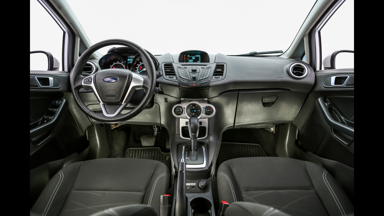 Teste CARPLACE: novo Hyundai HB20 melhora, mas ainda não bate o Fiesta