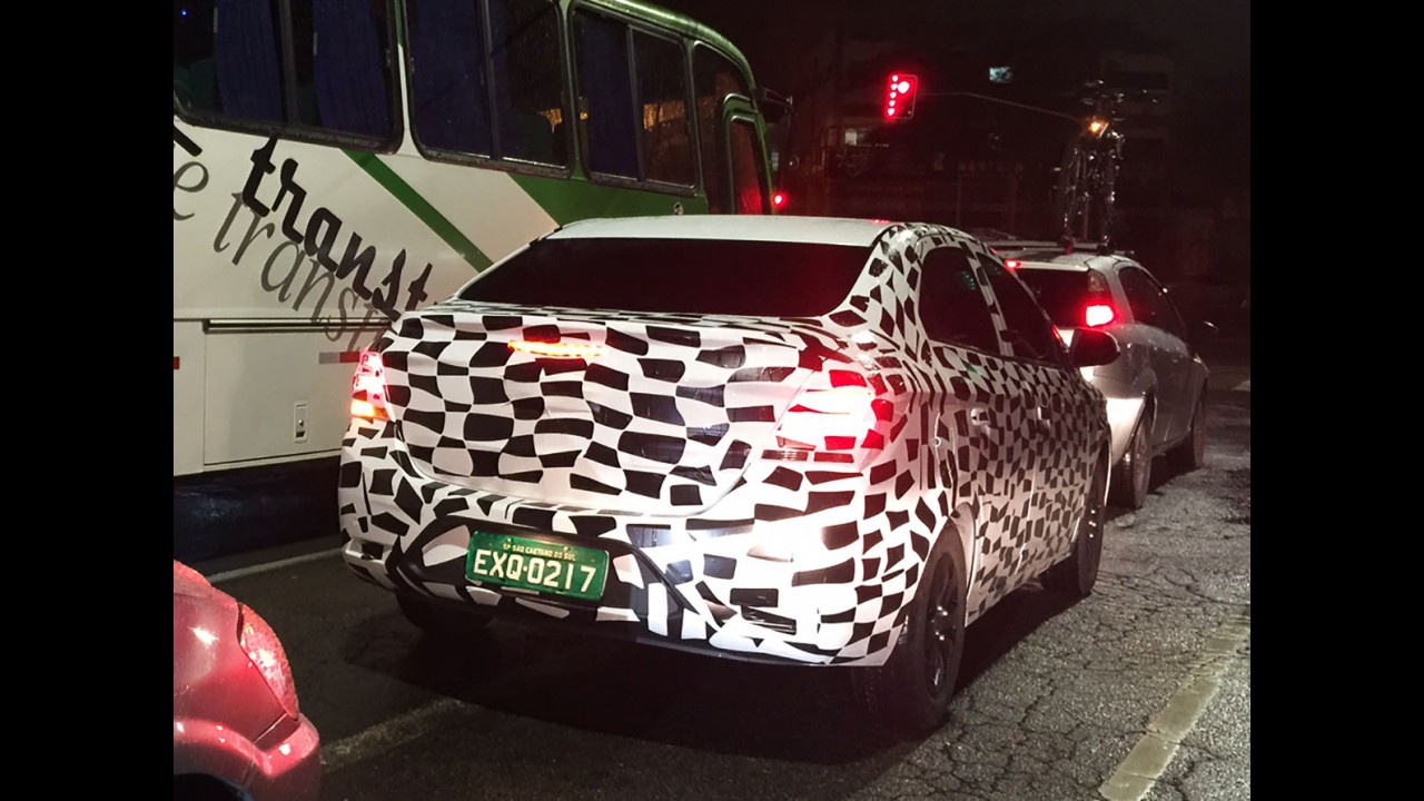 Flagra! Novos Prisma e Onix 2017 revelam mudanças na frente e traseira