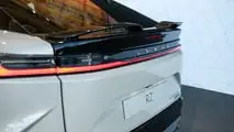 Lexus RZ 550e 2025 vista dal vivo