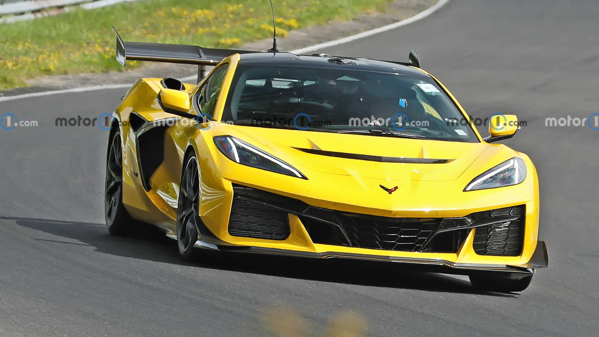 https://cdn.motor1.com/images/mgl/ko49zM/s1/2026-chevrolet-c8-corvette-zora-spy-shots-undisguised-exterior-36.jpg