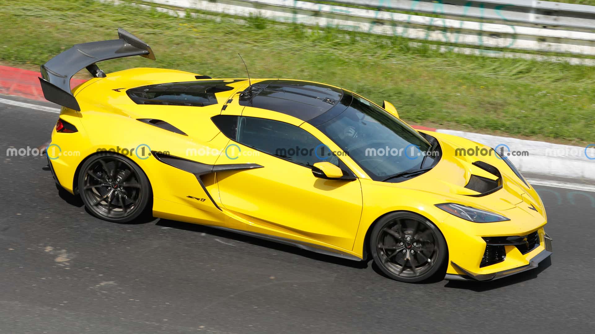https://cdn.motor1.com/images/mgl/ko49zN/s1/2026-chevrolet-c8-corvette-zora-spy-shots-undisguised-exterior-48.jpg
