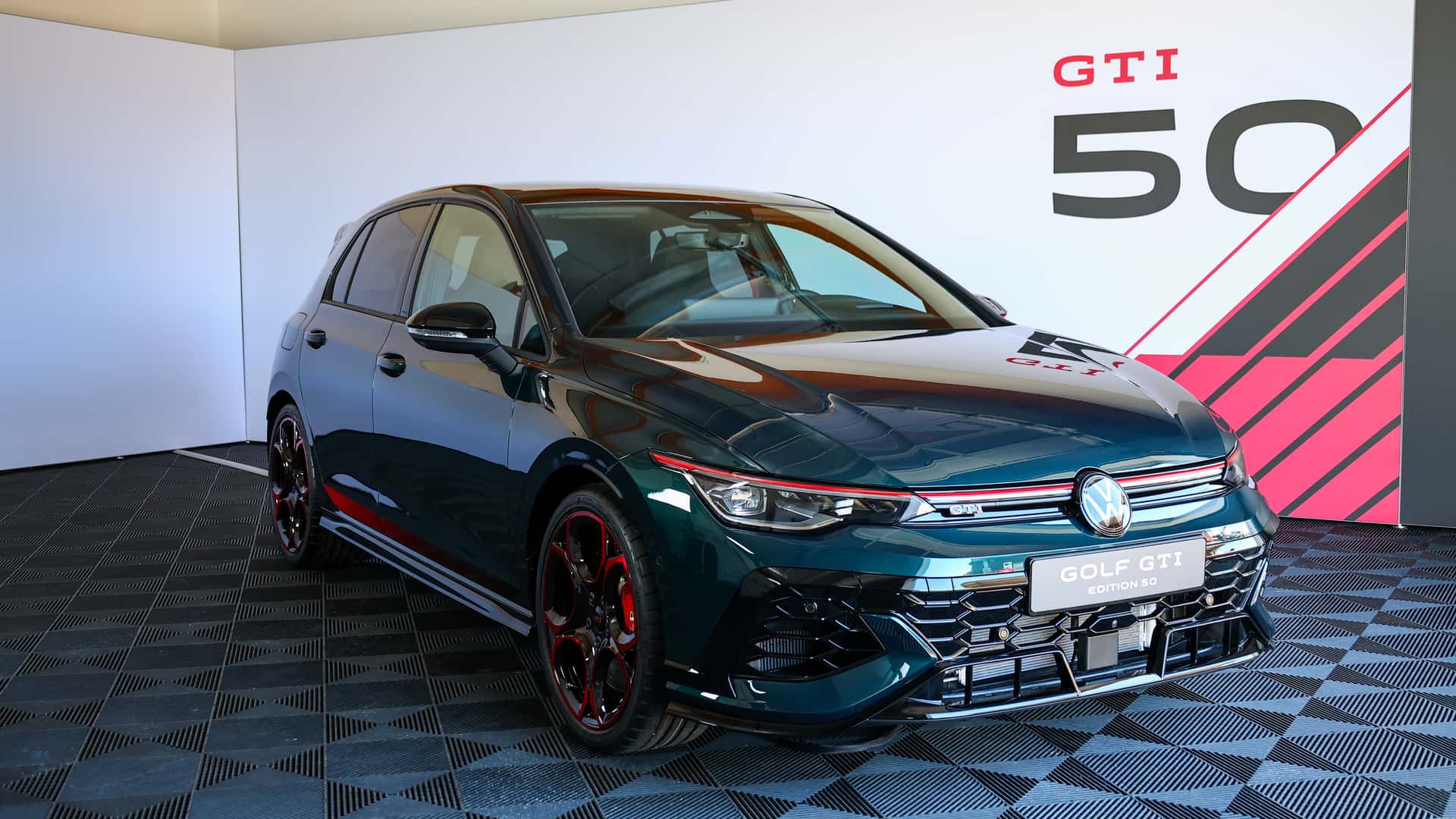 VW Golf GTI برنده جایزه سریعترین خودروی دیفرانسیل جلو نوربرگ رینگ شد