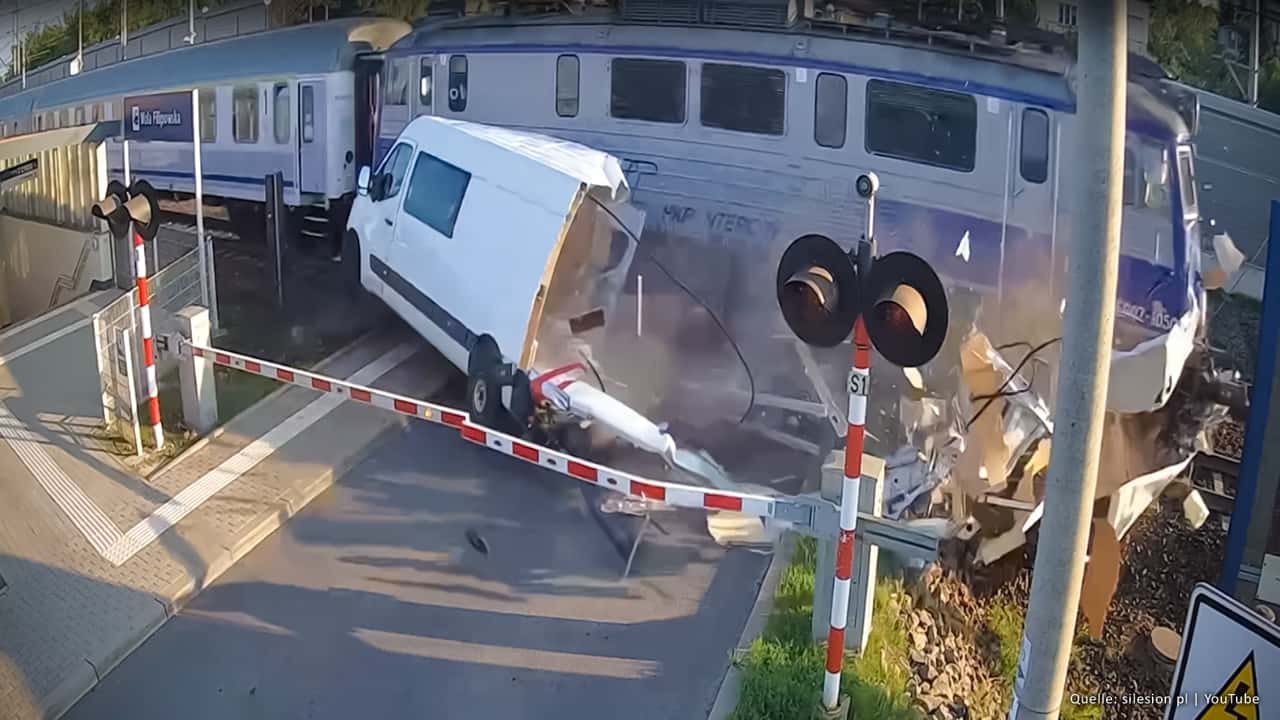 Transporter-Unfall auf einem Bahnübergang