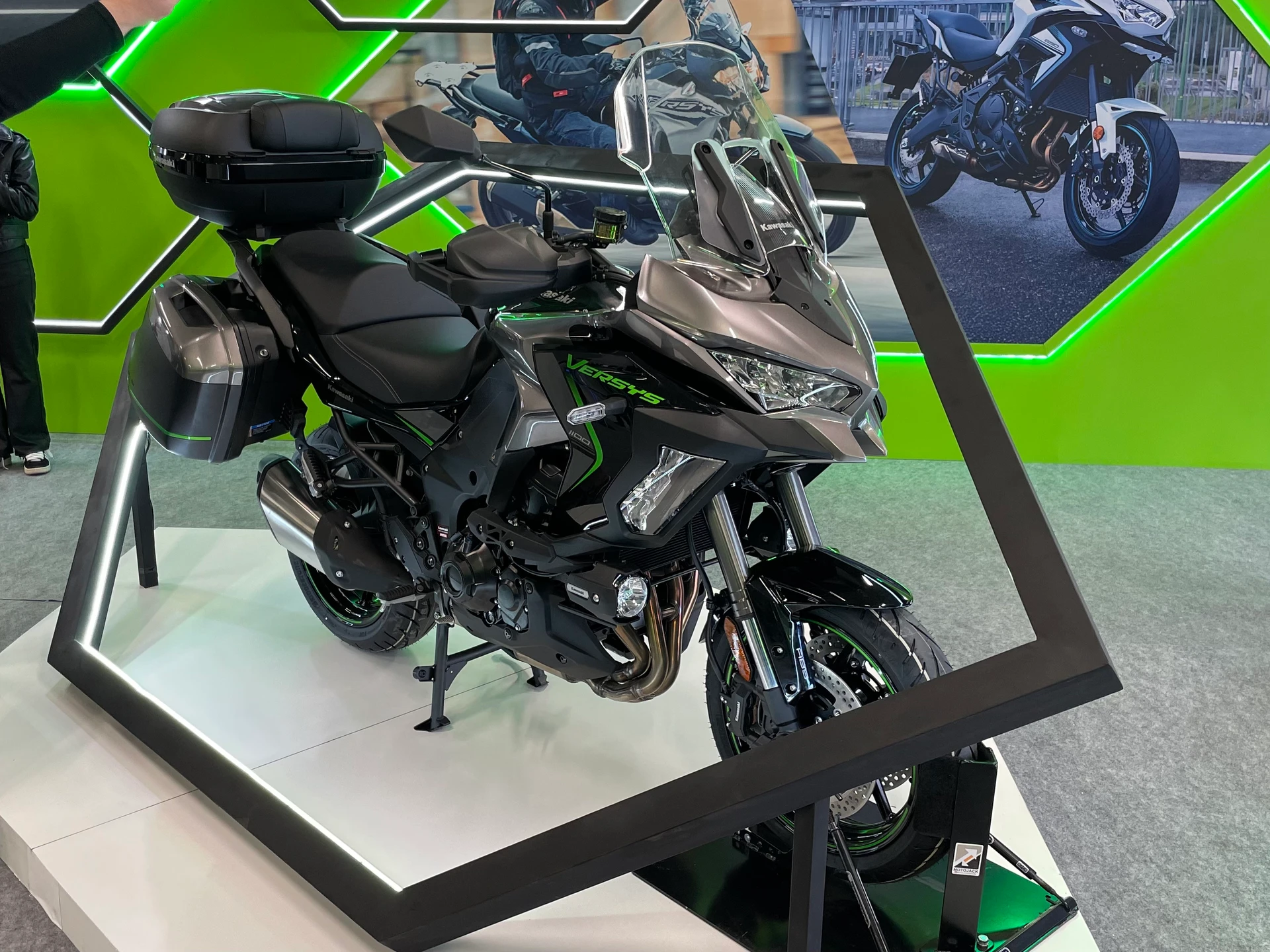 Kawasaki lança Ninja ZX4-RR e Versys 1100 2026 no Brasil