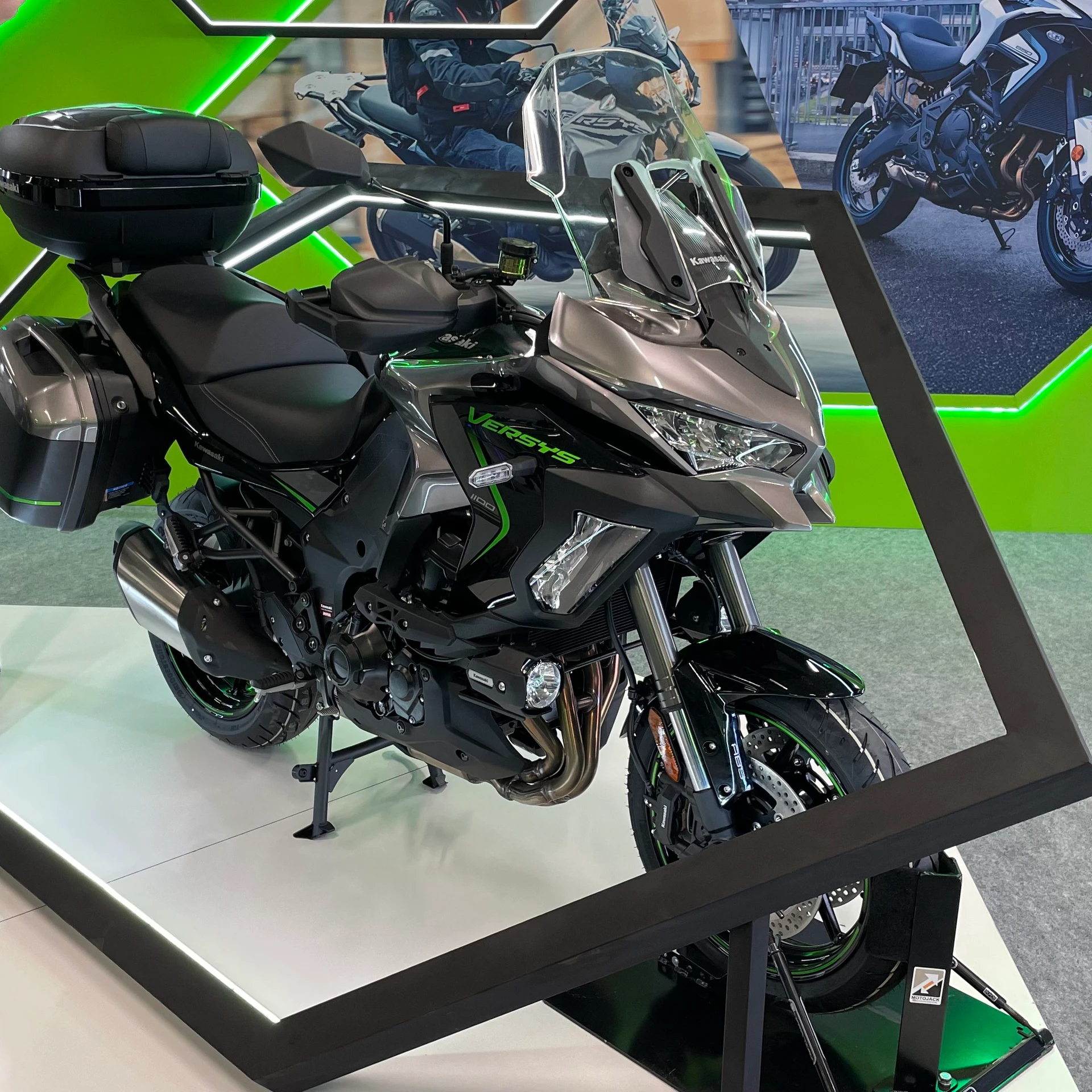 Kawasaki lança Ninja ZX4-RR e Versys 1100 2026 no Brasil