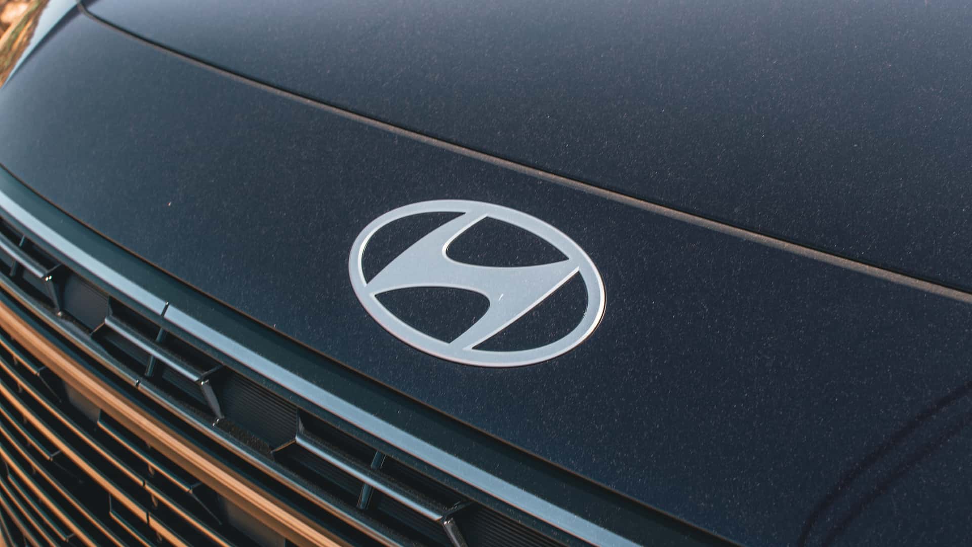 https://cdn.motor1.com/images/mgl/ko4jxB/s1/2026-hyundai-palisade-review.jpg