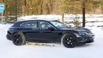 Porsche Taycan restyling, le foto spia delle diverse varianti