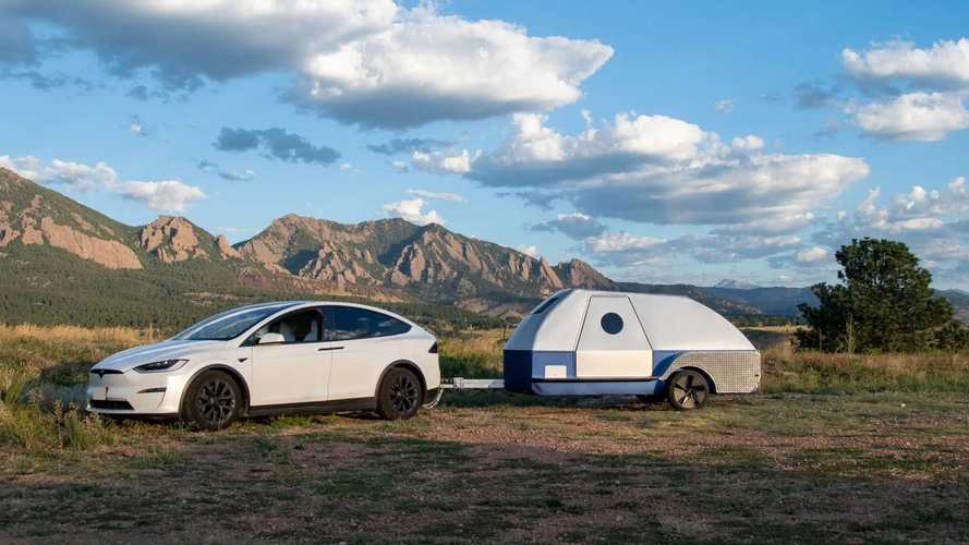 Esta caravana de Colorado Teardrops puede recargar tu coche eléctrico