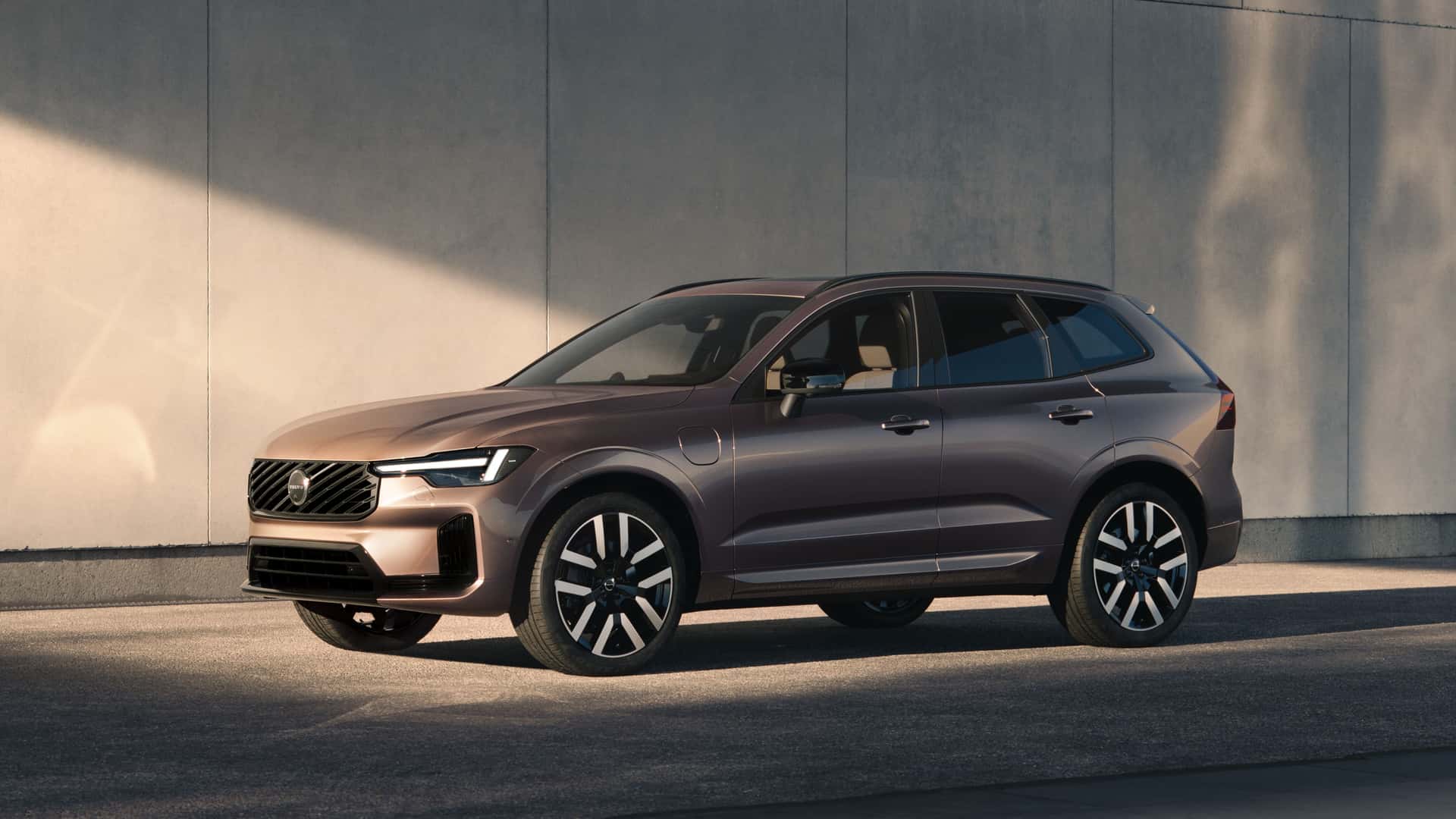 Обновлённый Volvo XC60 2028, вид спереди три четверти