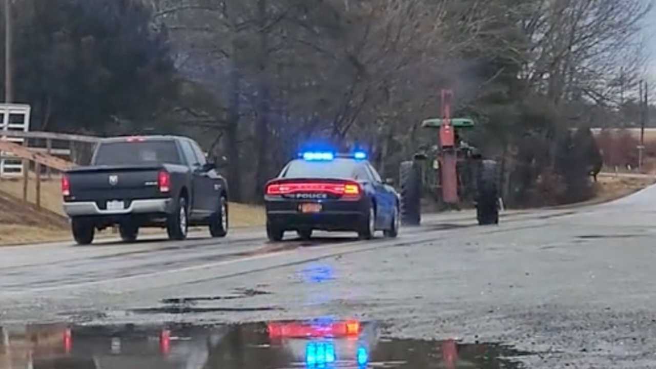 Inseguimento al trattore John Deere: la polizia spara alle gomme