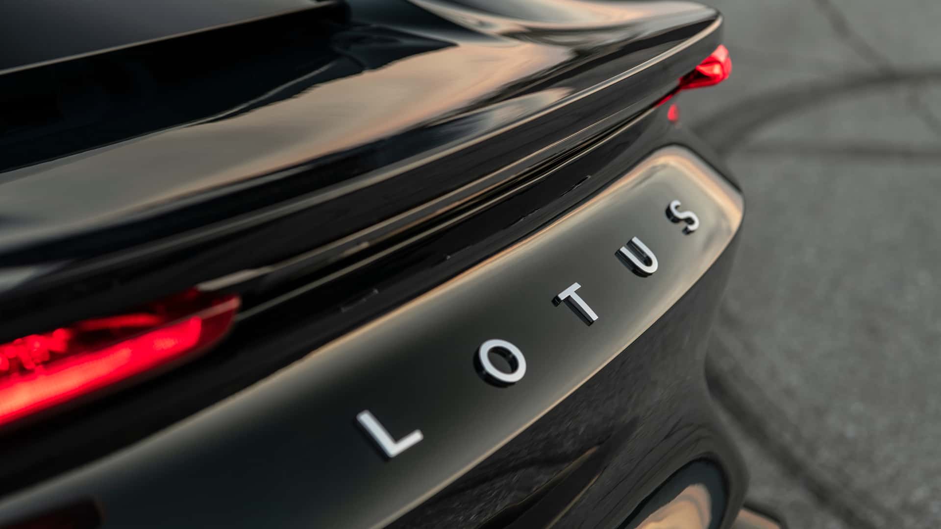 https://cdn.motor1.com/images/mgl/koB07Y/s1/2024-lotus-emira-exterior.jpg