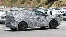 Foto spia con vista laterale della Peugeot 3008 del 2024