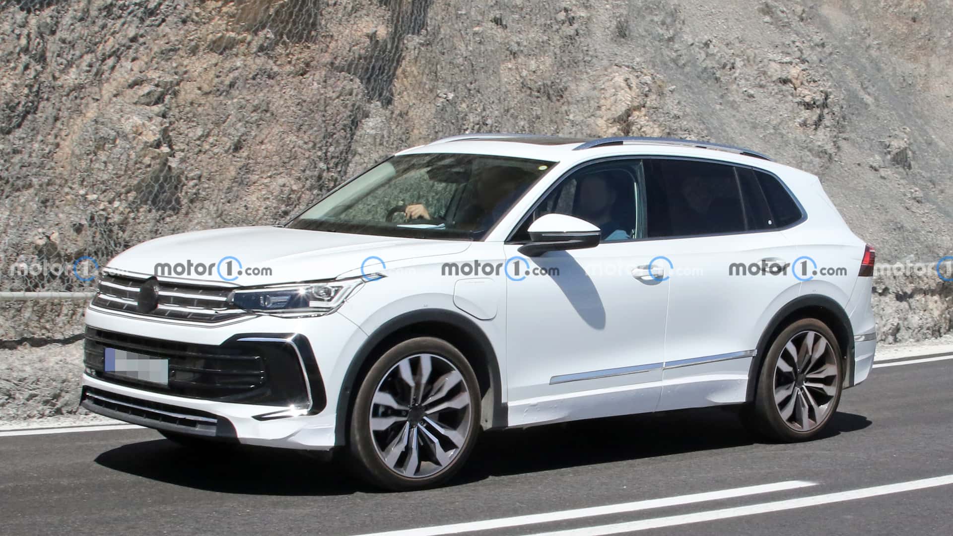 Neuer VW Tiguan EHybrid 2023 Mit Dezenter Tarnung Erwischt