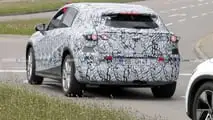 Foto spia del SUV Mercedes EQC di nuova generazione