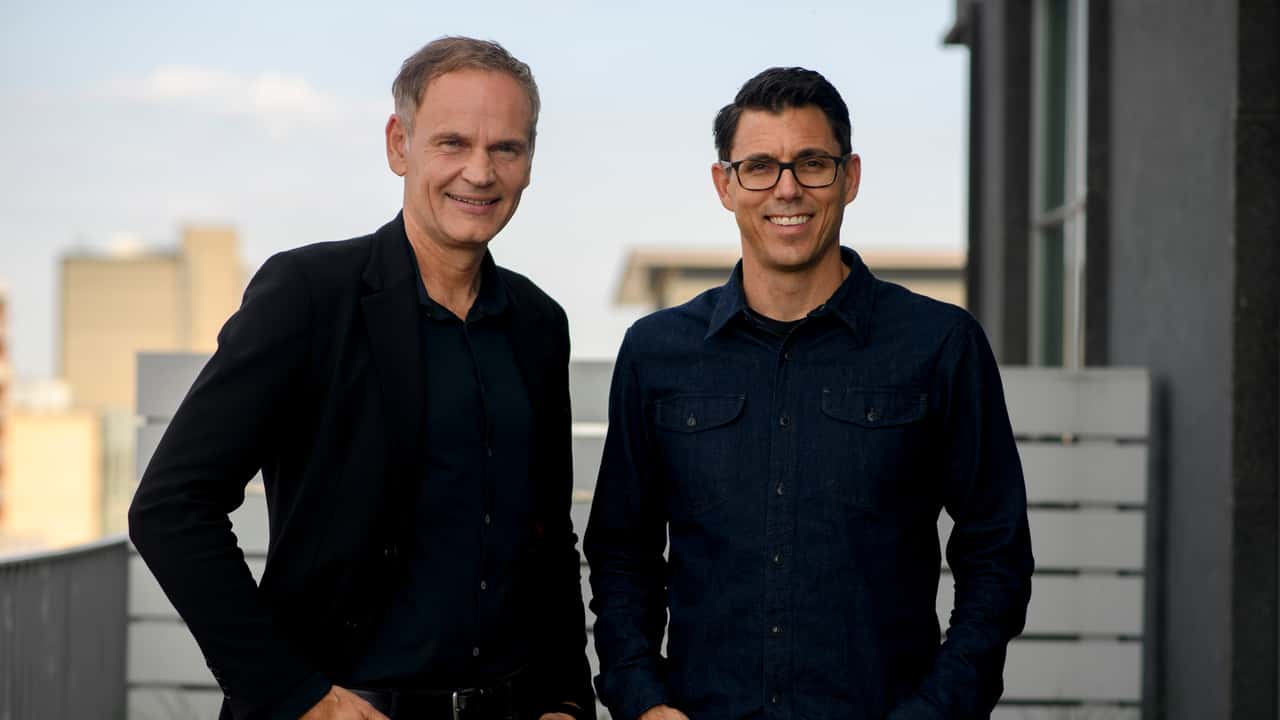 VW-Chef Oliver Blume (links) und Rivian-Chef RJ Scaringe