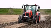Kubota: trattore M 6-142 e aratro pentavomere in risaia