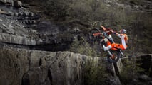 590301_MY25_KTM_300_EXC_XC-W_HARDENDURO_01_ACTION_EXC HARDENDURO