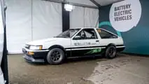 Toyota Corolla Levin AE86 BEV in der Sitzprobe