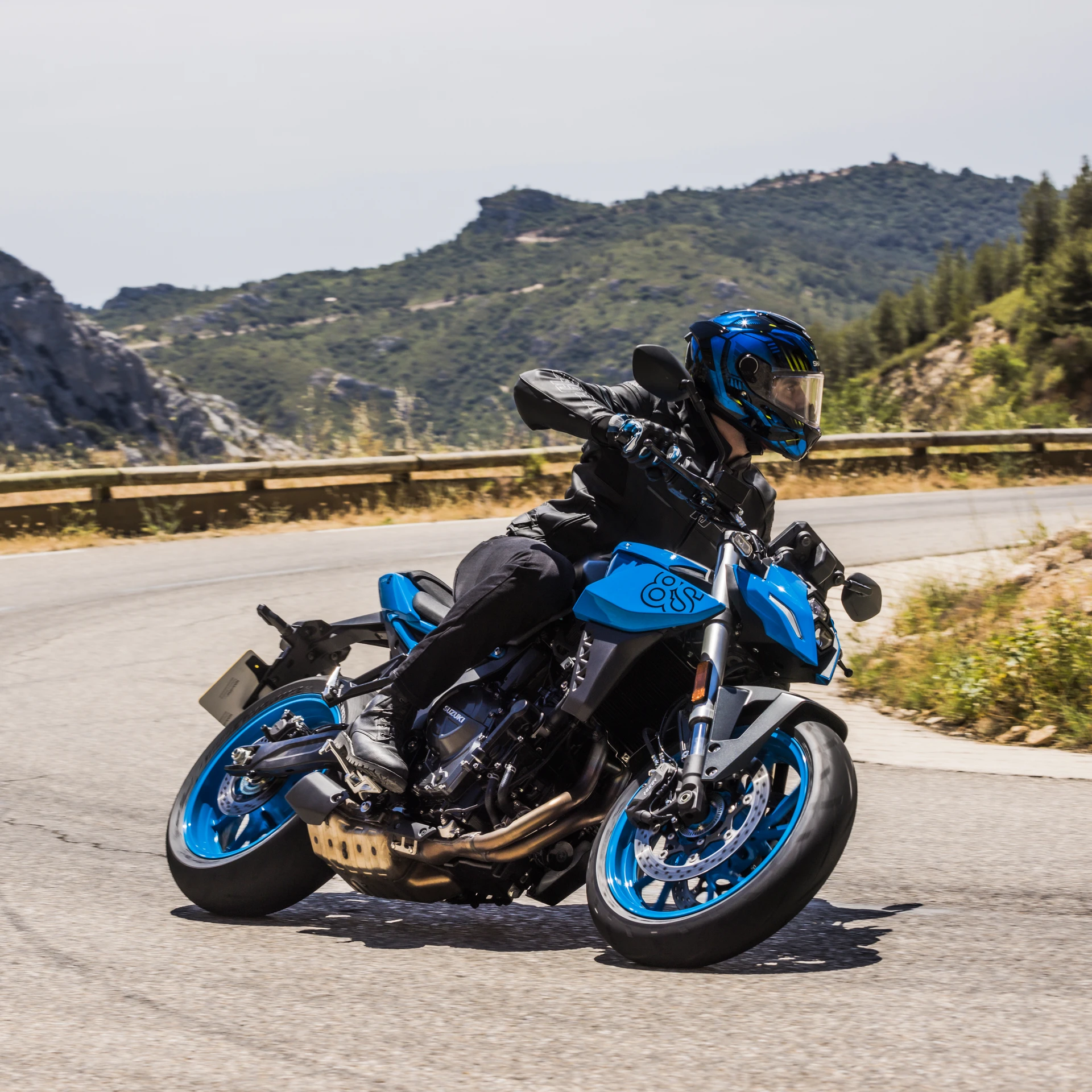 Suzuki lança V-Strom 800 DE e GSX-8S no Brasil; veja os preços