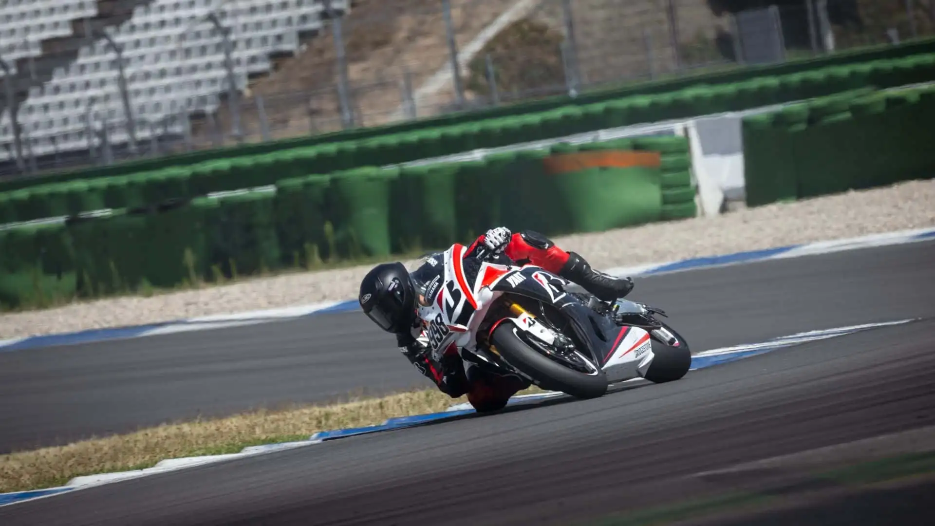 my26-bridgestone-battlax-v03.webp