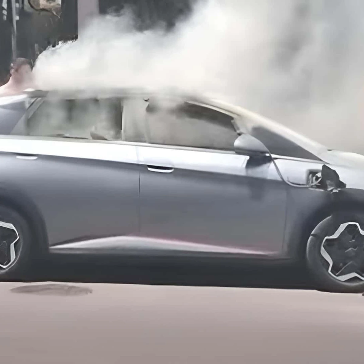 Primeiro incndio em carro eltrico no Brasil foi causado por gambiarra