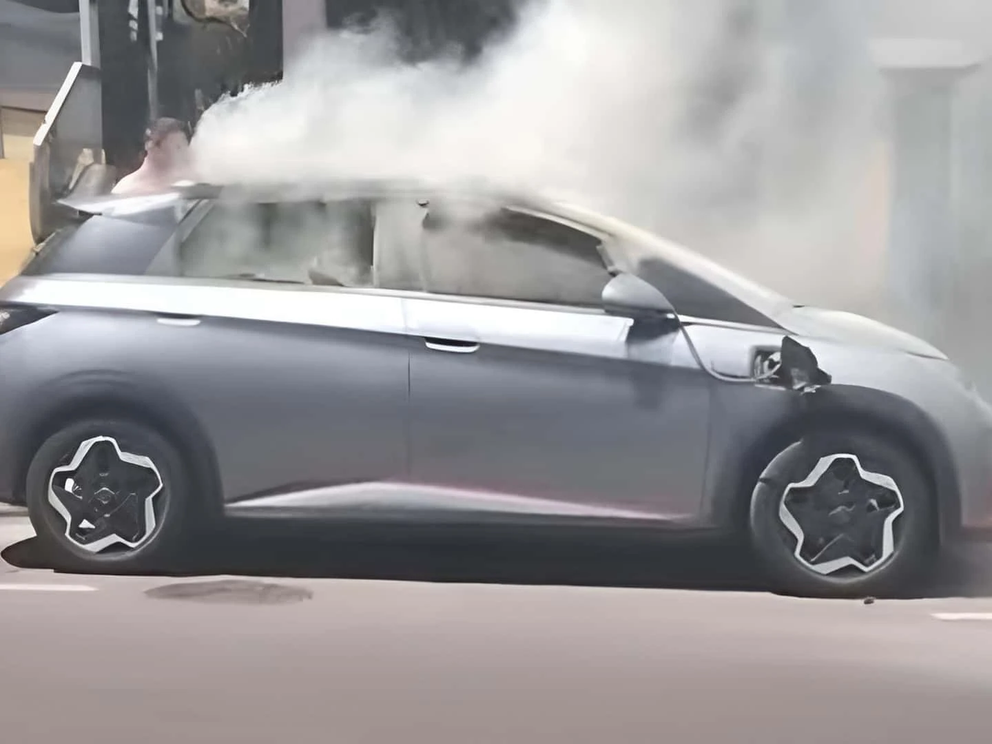Primeiro incndio em carro eltrico no Brasil foi causado por gambiarra Primeiro incndio em carro eltrico no Brasil foi causado por gambiarra
