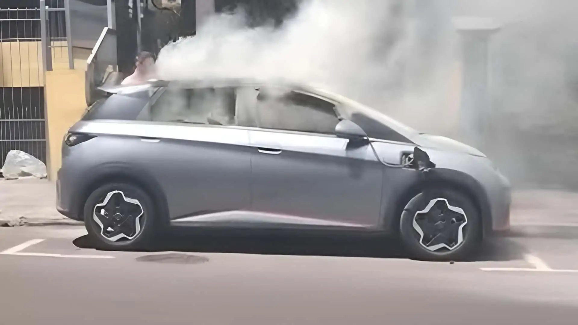 elétrico pode pegar fogo Primeiro incêndio em carro no Brasil foi causado por gambiarra Flavor:Pear Drop Blu Liquid Pods | watermelon wave vape