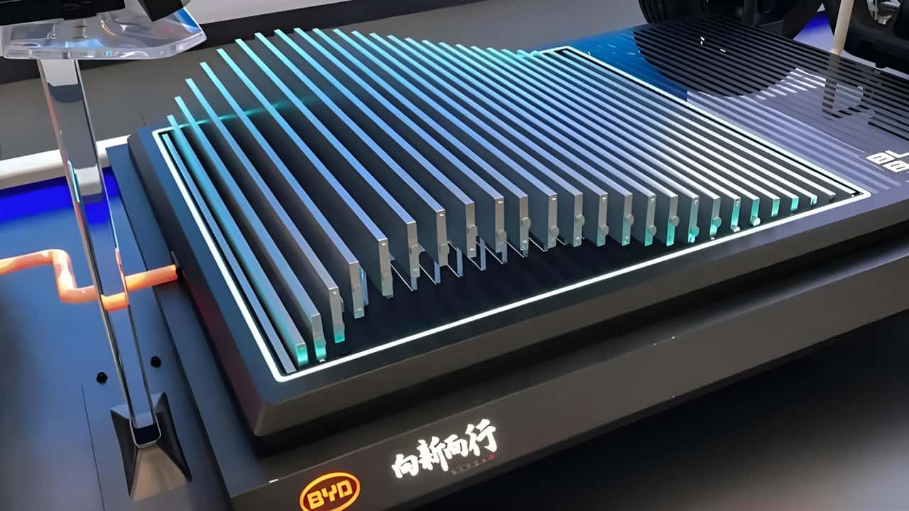 BYD acelera bateria sólida com seis patentes; produção piloto em 2027