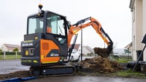 DEVELON DX23E-7: il miniescavatore elettrico per l'agricoltura