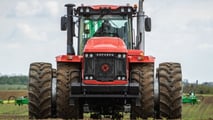 Kirovets lancia la gamma K-7M con tre trattori da 400 a 460 CV: motori Kamaz prodotti in Russia per rafforzare il segmento di alta potenza