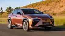 Lexus RZ 500e 2026 em movimento
