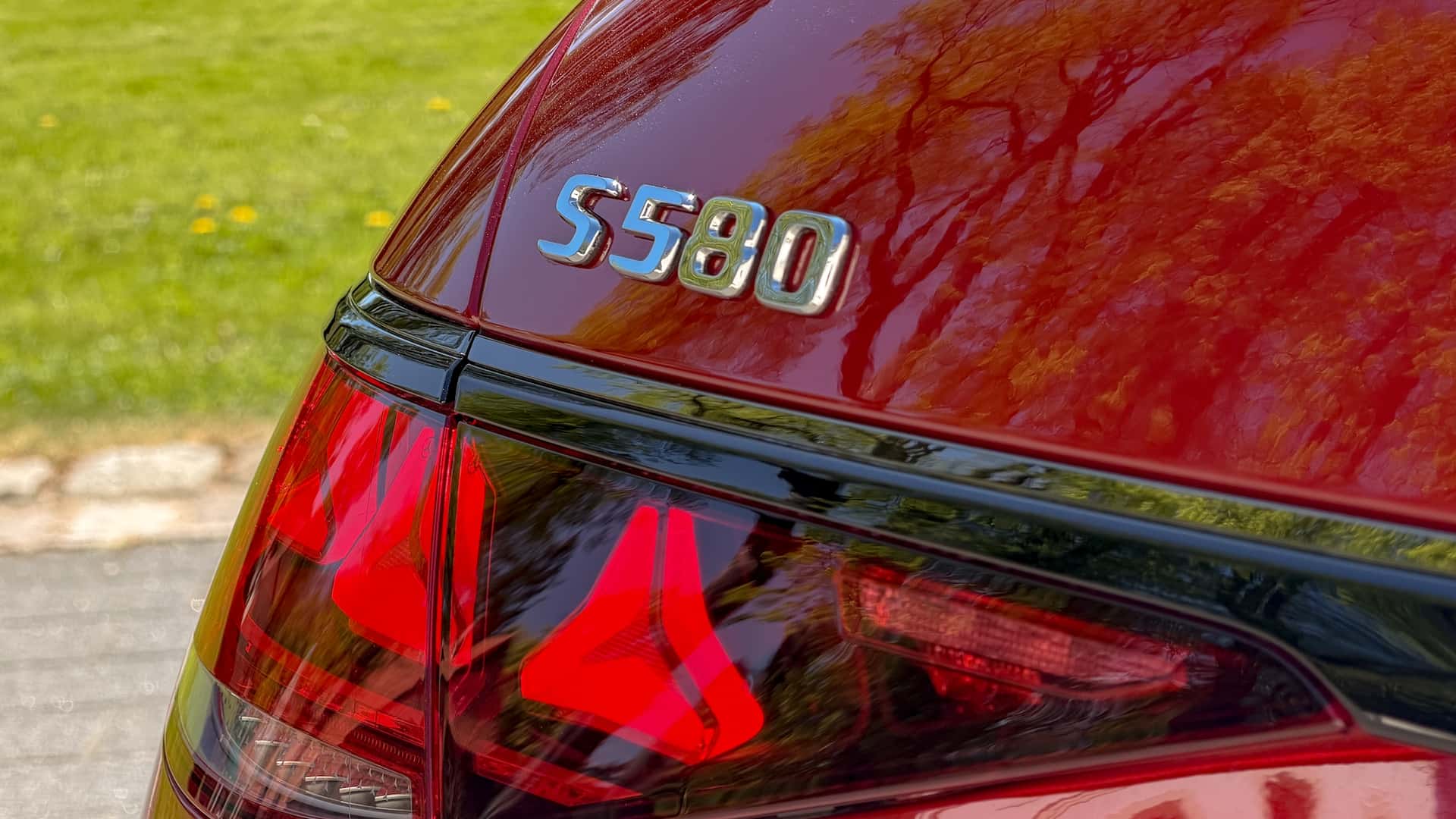 https://cdn.motor1.com/images/mgl/koKQbx/s1/2027-mercedes-benz-s-class-first-drive-review.jpg