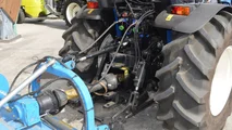 Né le pendenze né gli attrezzi combinati fermano il New Holland T4.110F SuperSteer: potenza, idraulica generosa e BlueCab 4 per i trattamenti