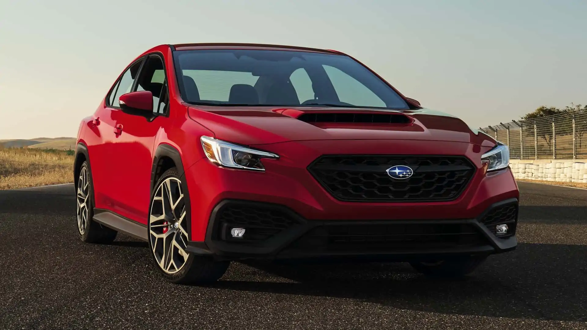 Subaru WRX TR 2024 estreia com direção aprimorada e freios Brembo