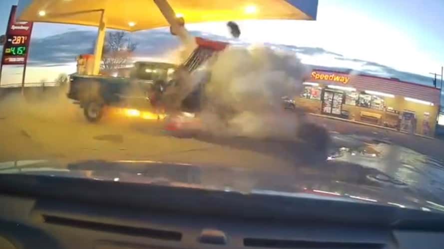 La conductrice de ce pick-up fonce sur une pompe à essence et détruit toute la station