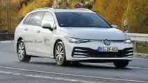 Foto spia del lifting facciale della Volkswagen Golf Variant 2024