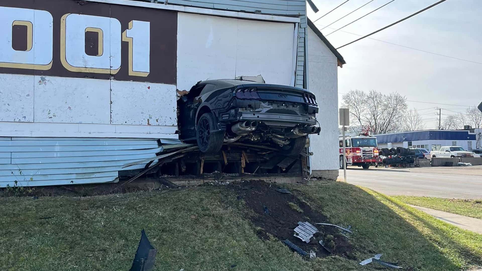 mustang-crash.jpg