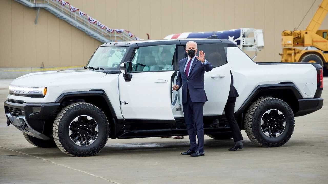 us-president-joe-biden-test-driving-the-2022-gmc-hummer-ev-pickup