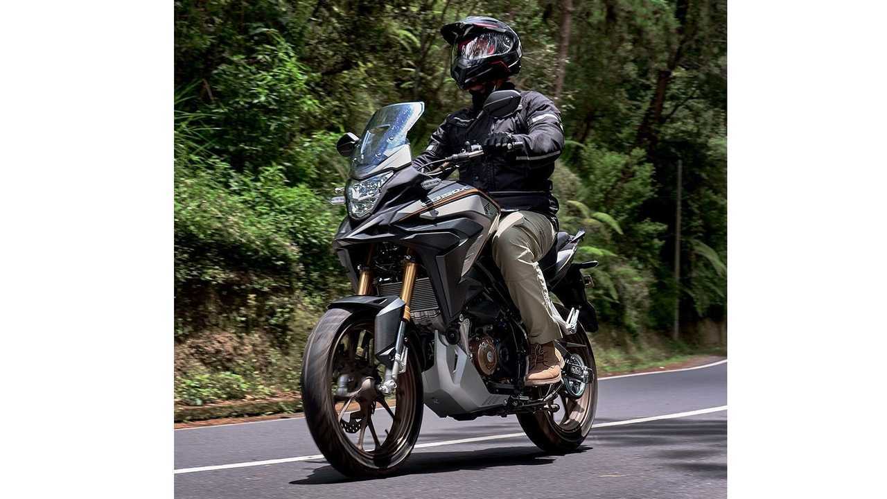 Mengendarai Honda CB150X