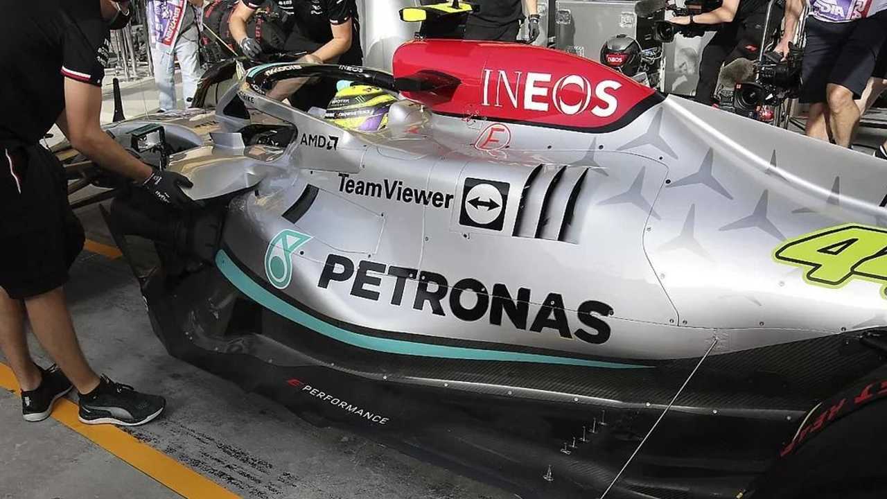 Una vista lateral del Mercedes W13