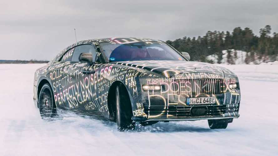 La Rolls-Royce Spectre si mostra durante i test sulla neve