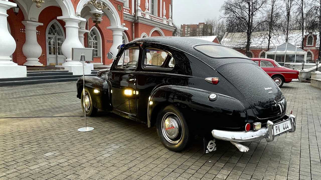 Volvo PV444 в три четверти сзади